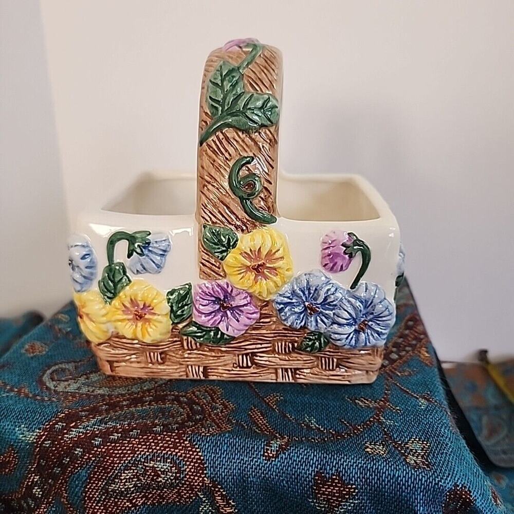 1996 Flowers Inc H Beaugart Designs GA Ceramic Flower Basket Spring 6 In planter